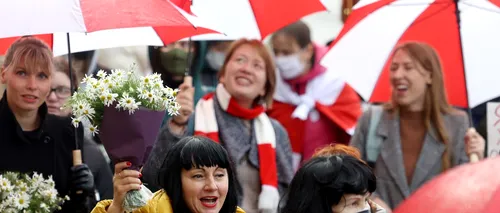 Sute de femei protestează în Belarus împotriva lui Aleksandr Lukașenko. Manifestația, cu o zi înaintea expirării ultimatumului dat de Svetlana Tihanovskaia