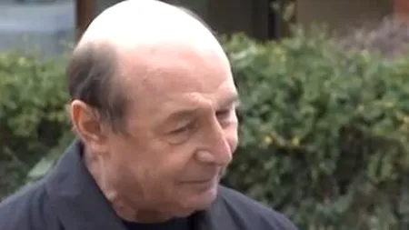 VIDEO | Fostul președinte Traian Băsescu s-a întors în țară. „Reușesc să fiu zglobiu” / „Căutăm un apartament pe care să-l închiriem sau să-l cumpărăm” / „Niciodată nu o să dezbrac cămașa de fost președinte”