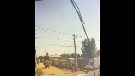 VIDEO | Momentul în care un bărbat care traversează în fugă strada este izbit în plin de o mașină