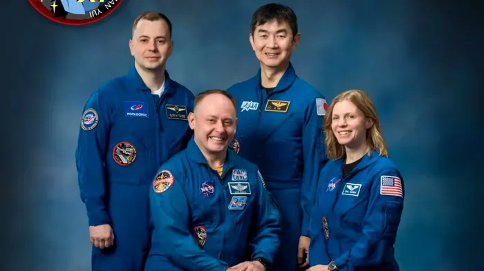 De la stânga la dreapta: pilotul Mike Fincke și comandantul Zena Cardman de la NASA, Oleg Platonov de la Roscmosmos și Kimiya Yui de la agenția spațială japoneză JAXA