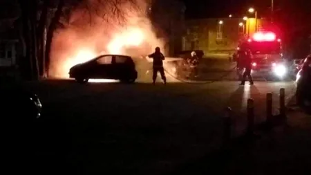 Maşină incendiată într-o parcare din Tulcea. Alte două autoturisme au fost afectate (VIDEO)