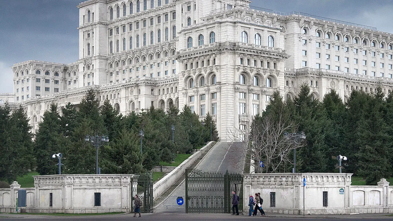 Un bărbat a fost prins după ce a intrat, pe geam, în Palatul Parlamentului