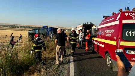 Un autocar cu 61 de ucraineni s-a RĂSTURNAT pe DN22. Două persoane au fost duse la spital