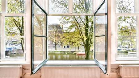 REGULĂ strictă pentru românii care locuiesc la curte. Care e situația în care pot fi acționați în instanță de vecini