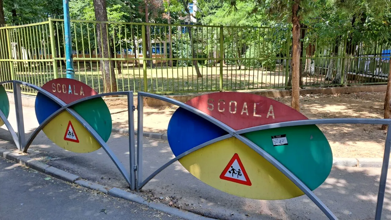 Continuă haosul la Școala Hamburg, cea mai mare din România. Elevii au fost mutați în containere, iar părinții se revoltă
