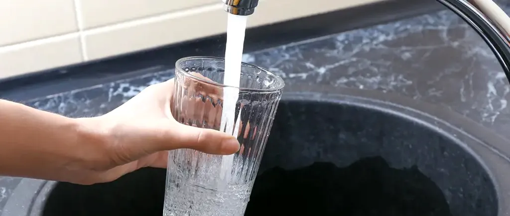 Ce se întâmplă, de fapt, dacă bei apă de la robinet în fiecare zi. Greșeala pe care mulți români o fac