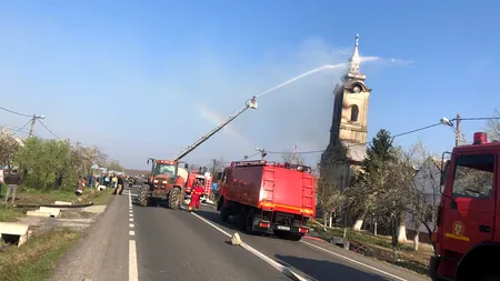 Un incendiu puternic a izbucnit la o biserică din județul Timiș - GALERIE FOTO