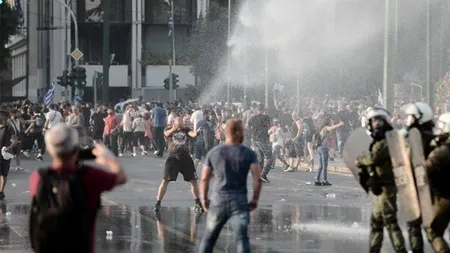 Peste 1.500 de persoane protestează în Atena împotriva vaccinării. Poliția a folosit gaze lacrimogene și tunuri de apă pentru a dispersa mulțimea