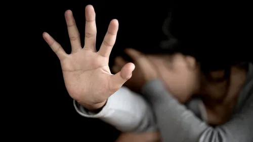 VIOLATOR. Un bărbat a fost arestat după ce a abuzat sexual o copilă în repetate rânduri