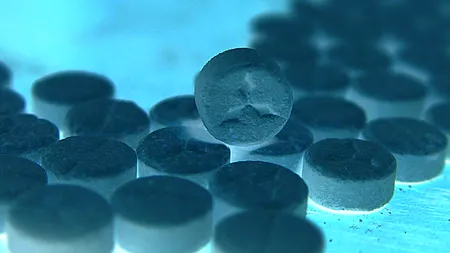 Captură impresionantă în Argeș: Trei persoane prinse când vindeau sute de comprimate de ecstasy