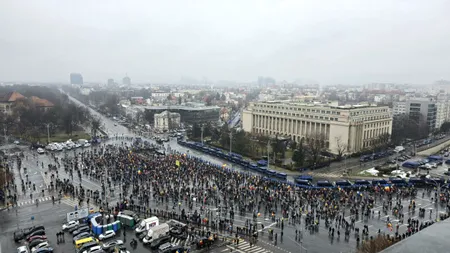 Două proteste, organizate simultan în Piața Victoriei și în Piața Universității, au loc astăzi în București