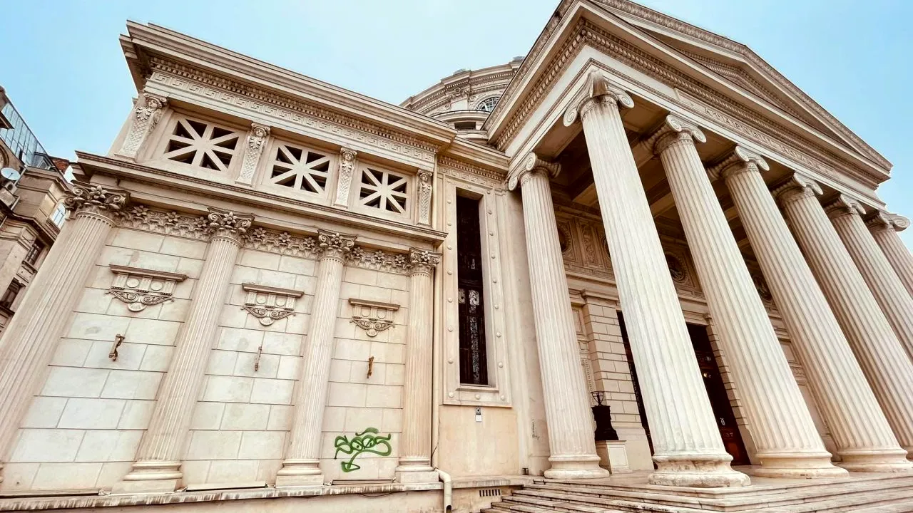 Ateneul Român a fost vandalizat. Un graffiti a apărut pe pereții clădirii, chiar la intrarea principală
