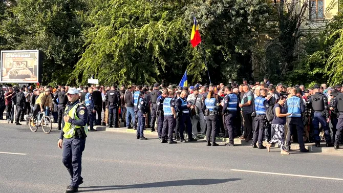 Fermierii protestează în fața Guvernului. Circulația este blocată în Piața Victoriei. Scandal cu jandarmii