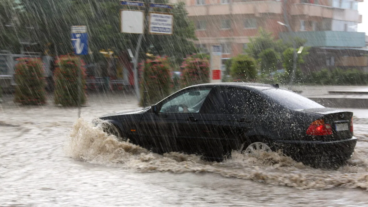 Ce sunt „orașele-burete”, mecanismul prin care Uniunea Europeană vrea să reducă inundațiile. Ce face Bucureștiul cu apa de ploaie