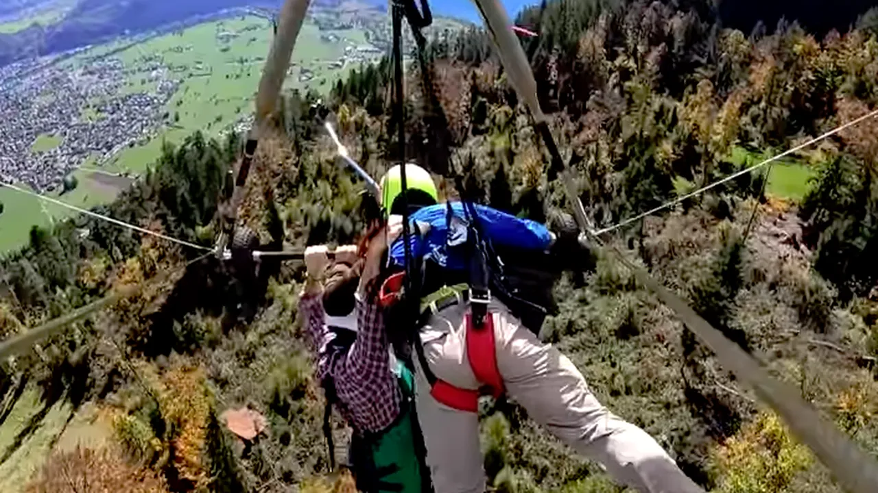 Vacanță cu PERIPEȚII. Un bărbat A ZBURAT cu deltaplanul FĂRĂ CENTURA de siguranță. REACȚIA acestuia după ce a aterizat