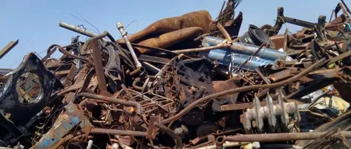 Peste 530 de tone de deșeuri transportate ilegal cu o navă, oprite la Calafat