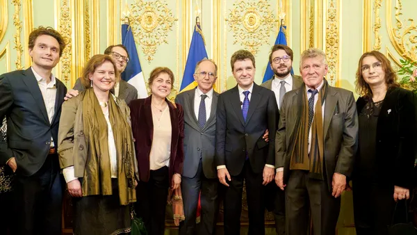 Scandalul diplomei de licență a lui Nicușor Dan se mută în Franța. Profesori din Paris sar în apărarea lui și publică un videoclip