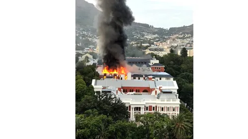 FOTO-VIDEO | Incendiu puternic în Cape Town. Parlamentul din Africa de Sud a fost cuprins de flăcări