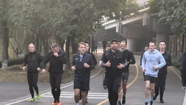 Emmanuel Macron a fost filmat în timp ce făcea jogging în China. Cum decurge vizita președintelui francez la Chengdu. Gestul rar făcut de Xi Jinping