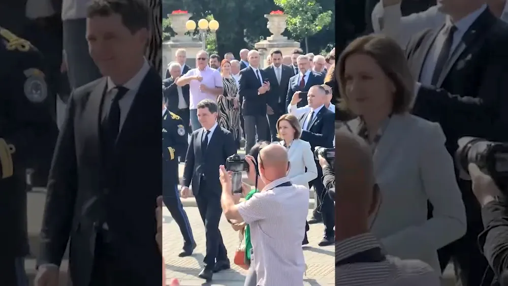 Nicușor Dan, baie de mulțime la CHIȘINĂU. Moldovenii i-au scandat numele și au făcut fotografii cu el