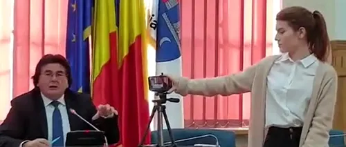 Justificarea halucinantă a primarului Nicolae Robu, după ce și-a folosit asistenta pe post de stativ pentru telefon: „Am rugat-o să țină degetul”