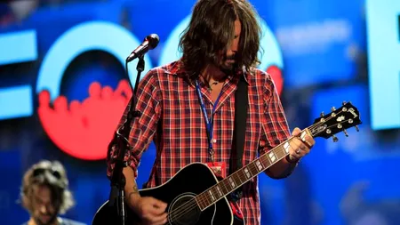 Modul inedit în care acest artist s-a întors pe scenă după ce și-a fracturat piciorul la ultimul concert