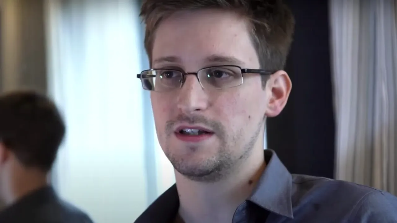 DOCUMENT. Putin îi acordă cetățenia rusă lui Snowden, fostul angajat CIA care a divulgat secretele NSA