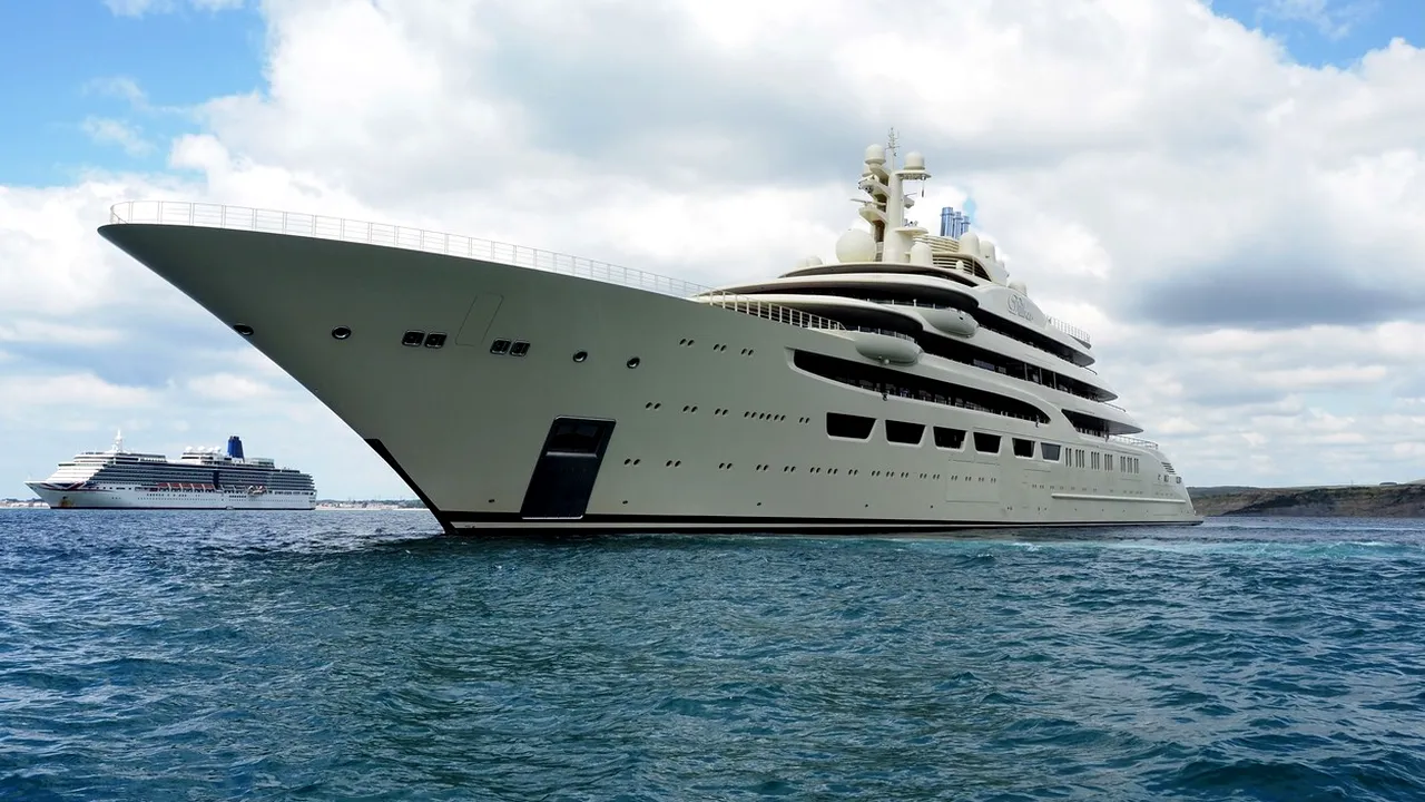 GALERIE FOTO | Celebrul iaht de 600 milioane de dolari al oligarhului rus Alişer Usmanov, confiscat de Germania. Trofeele miliardarilor ruși, „vânate” de un grup operativ transatlantic
