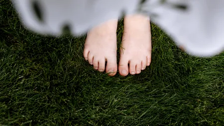 Ce se întâmplă în organism când stai cu picioarele goale pe pământ. Ce spun specialiștii despre această terapie