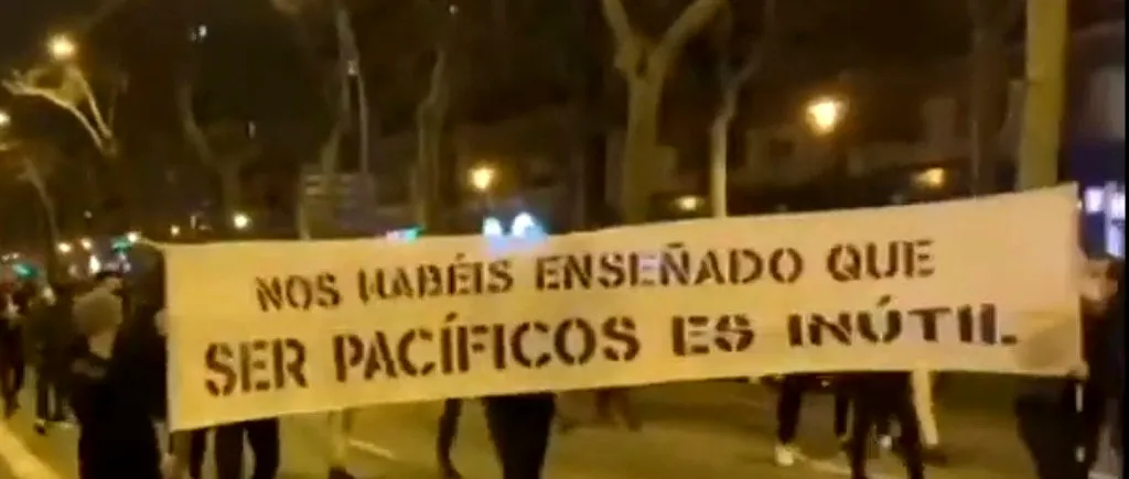 A 7-a noapte consecutivă de revolte în Barcelona! Ciocniri cu forțele de ordine, mașini incendiate, clădiri vandalizate! (VIDEO)