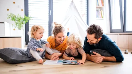 ȘCOLI ÎNCHISE. În ce condiții vor mai putea părinții să aibă grijă de copii, după 15 mai / Ce au decis deputații