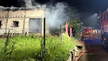 Casă lovită de fulger, în Galați. Incendiul izbucnit a mistuit vila de 140 de metri pătrați