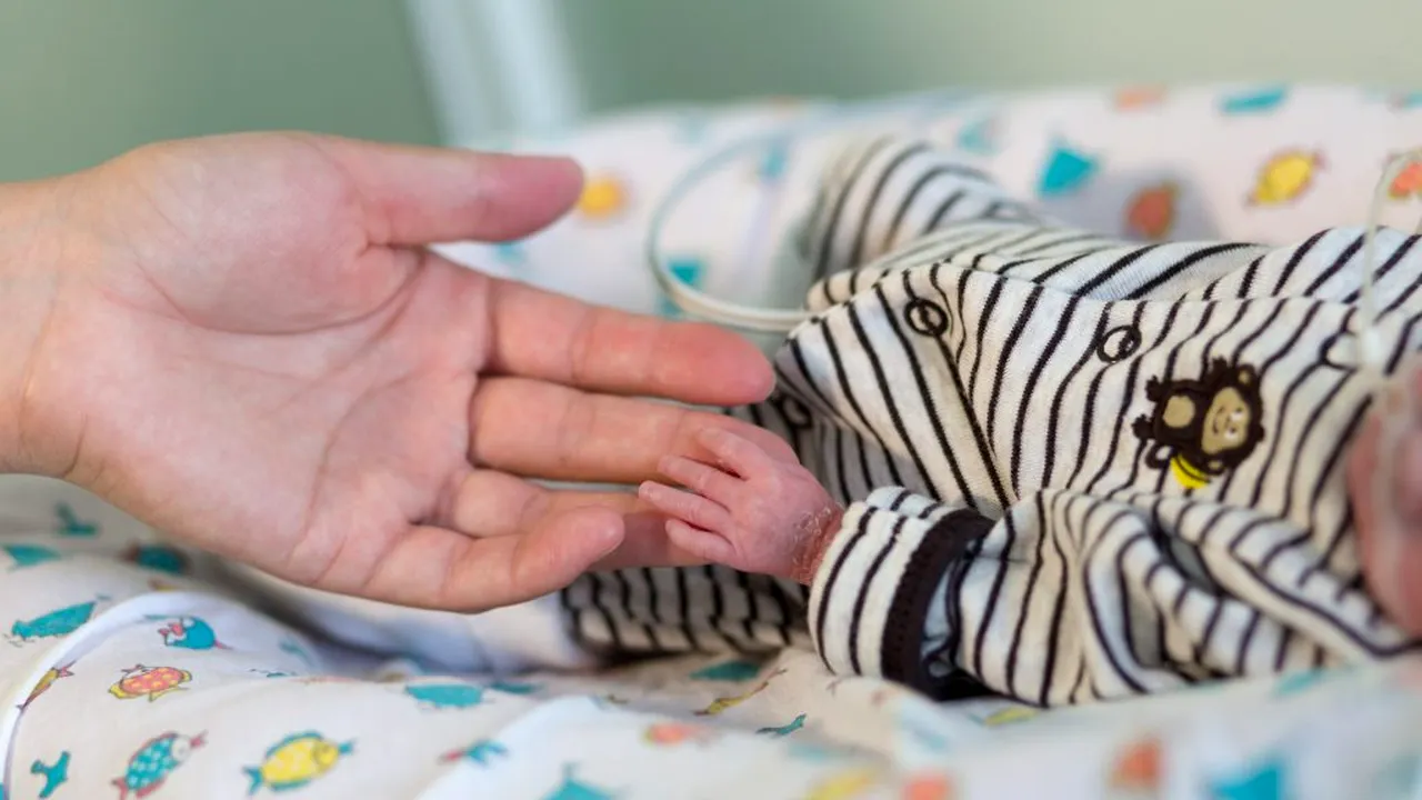 DE NECREZUT. Medic acuzat că a scăpat un nou-născut în cap. Copilul a suferit mai multe leziuni