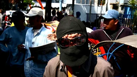 Un bărbat din Indonezia este MĂCINAT de o boală ciudată. „Oamenii se holbează la mine, le e frică și mă evită