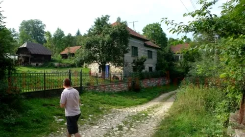 Satul din România care mai are un singur locuitor. Ai impresia că e decor de film / Legătura neștiută dintre Alun și Casa Poporului