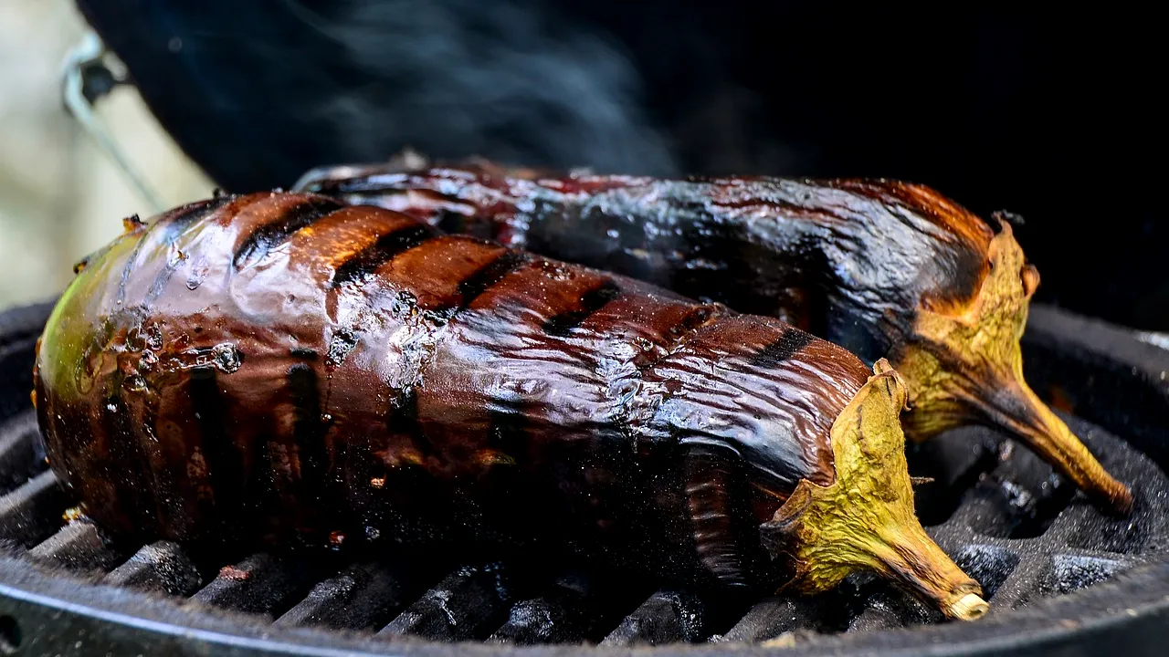 Un chef cu 5 stele Michelin dezvăluie TRUCUL de cinci secunde care schimbă complet gustul vinetelor prăjite