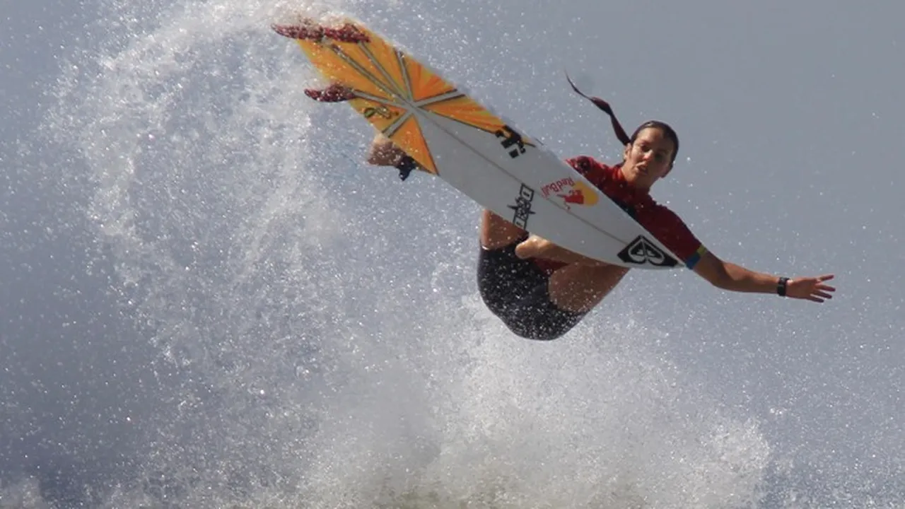 Cum se face surf în mijlocul deșertului în Emiratele Arabe Unite