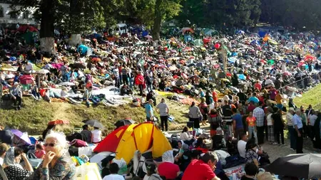 GALERIE FOTO. Peste 30.000 de pelerini la Mănăstirea Nicula. Unii înconjoară în genunchi biserica