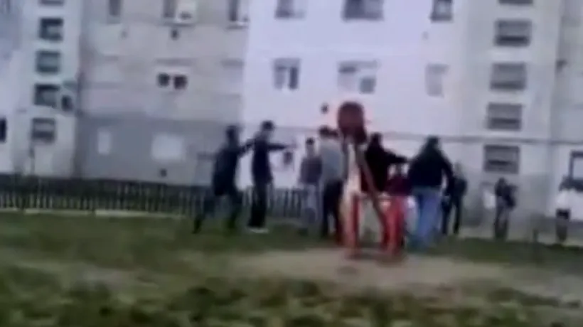 VIDEO - Adolescent bătut de mai mulți tineri într-un parc din Mediaș