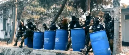 FOTO | Talibanii au aruncat 3.000 de litri de alcool într-un canal din Kabul