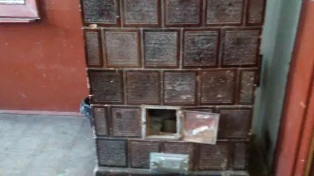 EXPLOZIE la o școală din Mureș. 70 de elevi și 7 profesori, EVACUAȚI. O femeie și un copil au ajuns cu arsuri la spital