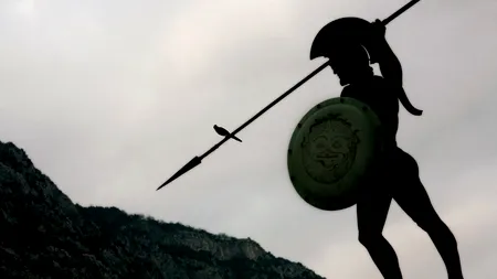 Provocare extremă pe TikTok: O adeptă a lui Călin Georgescu își crește bebelușul în stil SPARTAN, făcându-i baie într-o cadă cu zăpadă