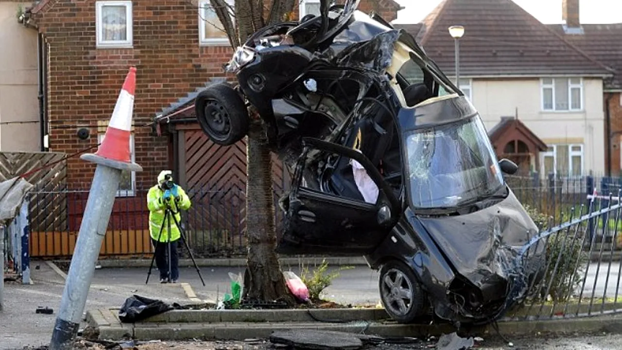 Accident incredibil de Anul Nou. Mașină cu doi tineri, suspendată de un copac
