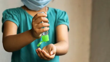 Cum îi afectează pe copii noua tulpină de Covid-19. Explicațiile unui medic OMS