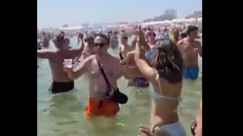 VIDEO. Distracție „românească” la Eforie. Un bărbat a intrat cu boxa în mare. Ritmurile de manele au atras mai mulți turiști