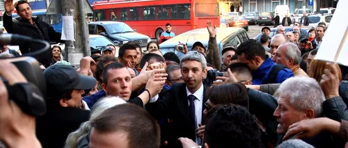 Dan Diaconescu a forțat cordonul de jandarmi, încercând să fraternizeze cu protestatarii din Târgu Jiu