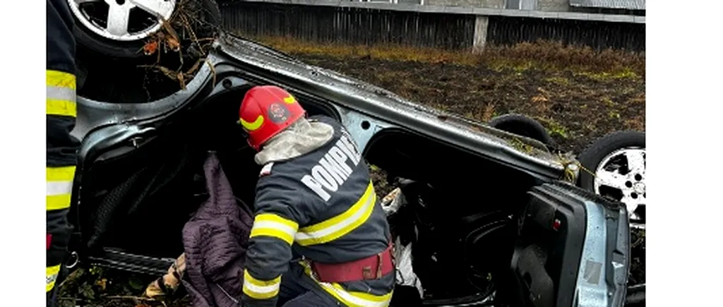 FOTO - Grav accident de circulație în Neamț. Doi bărbați au murit după ce s-au răsturnat cu mașina / Poliția face verificări pentru a afla cine sunt victimele