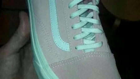 O nouă controversă pe internet. A venit rândul unui pantof sport să declanșeze isteria. Ce culoare are acesta?