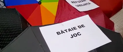 Protestul ,,umbrelelor TRISTE/ Angajații din aparatul de lucru al Guvernului, o nouă zi de protest