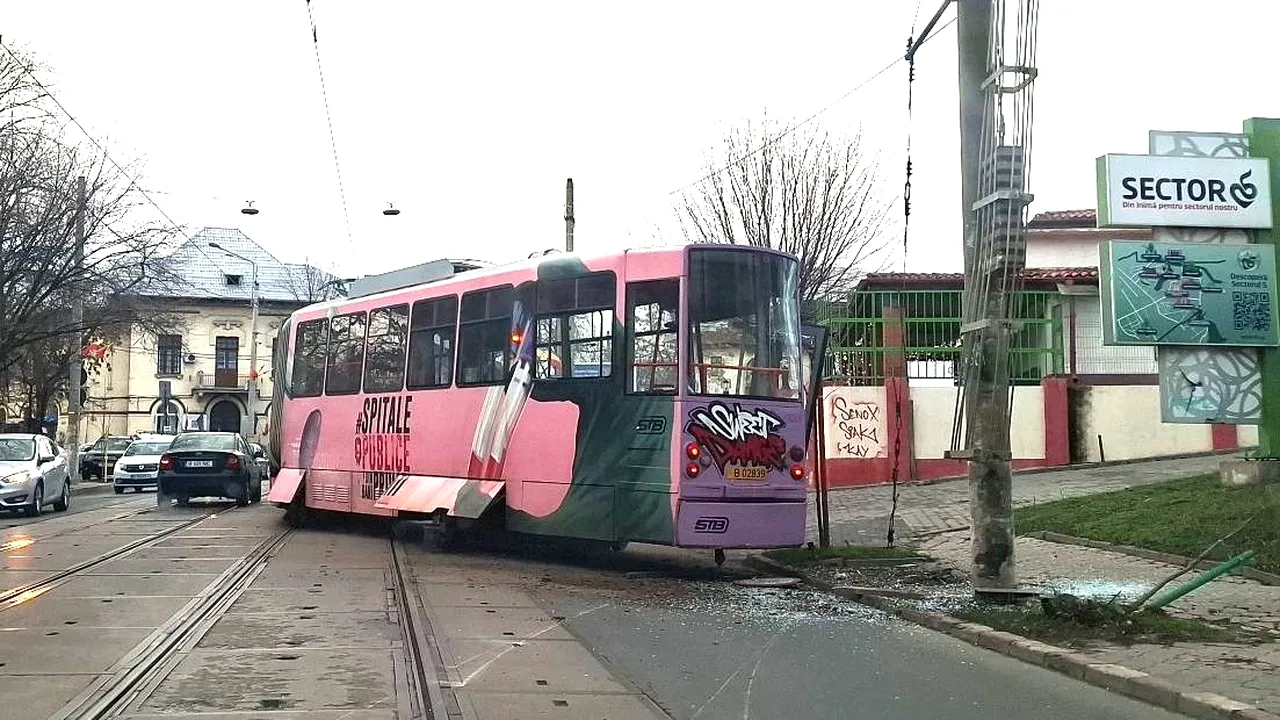 Cazul tramvaiului care a sărit de pe șină pe linia lui 32 și s-a lovit de stâlp. Surse PMB: Asistam la o tragedie dacă deraia într-o luni de dimineață